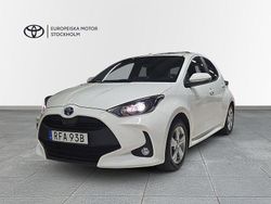 Vit Begagnad 2023 Toyota Yaris Hybrid Active Halvkombi | 184 900 kr (Marknadspris)