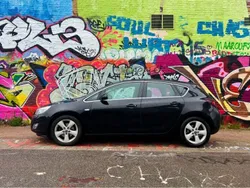 Svart Begagnad 2011 Opel Astra Halvkombi | 41 900 kr (Marknadspris)