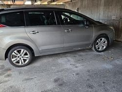 Grå Begagnad 2011 Peugeot 5008 Allure Minibuss | 29 500 kr (Marknadspris)