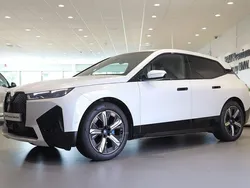 Vit Begagnad 2022 BMW iX SUV | 519 000 kr (Bra pris)