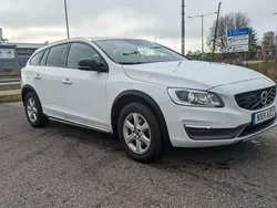 Vit Begagnad 2016 Volvo V60 CC Momentum Kombi | 169 000 kr (Marknadspris)