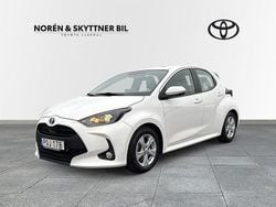 Vit Begagnad 2022 Toyota Yaris Hybrid Active Halvkombi | 219 000 kr (Marknadspris)