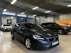 Mörkblå Begagnad 2017 Volvo V40 Kinetic Kombi | 169 900 kr (Marknadspris)