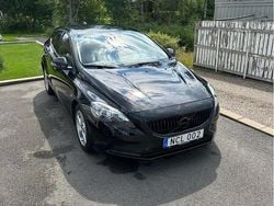 Svart Begagnad 2017 Volvo V40 Kinetic Kombi | 130 000 kr (Marknadspris)