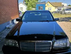 Svart Begagnad 2000 Mercedes C200 Sedan | 30 000 kr (Dyr)