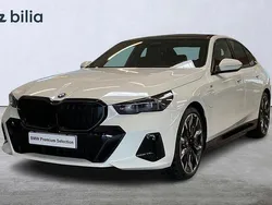 Vit Begagnad 2025 BMW 530e M Sport Sedan | 729 000 kr (Marknadspris)