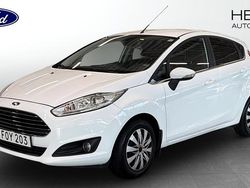 Vit Begagnad 2015 Ford Fiesta Halvkombi | 74 900 kr (Marknadspris)
