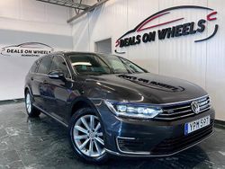 Mörkgrå Begagnad 2017 VW Passat GTE Kombi | 154 900 kr (Marknadspris)