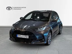 Mörkgrå (grå) Begagnad 2024 Toyota Yaris Hybrid Style Halvkombi | 279 900 kr (Marknadspris)