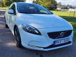 Vit Begagnad 2013 Volvo V40 Momentum Kombi | 105 000 kr (Marknadspris)