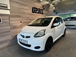 Vit Begagnad 2010 Toyota Aygo Halvkombi | 34 900 kr (Marknadspris)
