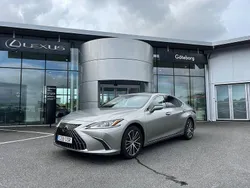 Ljusgrå (sonic titanium metallic) Ny 2024 Lexus ES300H Limited Edition Sedan | 479 000 kr (Marknadspris)