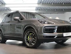 Mörkgrå Begagnad 2021 Porsche Cayenne SUV | 745 000 kr (Bra pris)