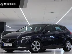 Mörkblå Begagnad 2015 Volvo V40 Kinetic Kombi | 129 900 kr (Marknadspris)