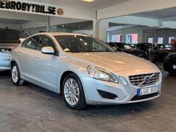 Ljusgrå Begagnad 2013 Volvo S60 Momentum Sedan | 119 900 kr (Marknadspris)