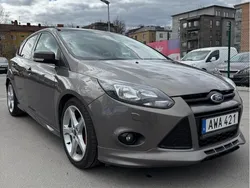Brun Begagnad 2015 Ford Focus ST-Line Halvkombi | 70 000 kr (Marknadspris)