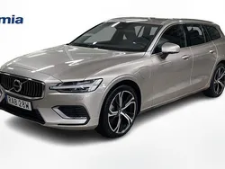 Ljusgrå (grå) Begagnad 2023 Volvo V60 Plus Kombi | 459 000 kr (Marknadspris)
