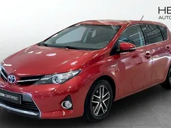 Mörkröd (red) Begagnad 2015 Toyota Auris Hybrid Halvkombi | 139 900 kr (Marknadspris)