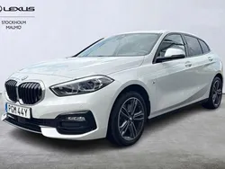 Vit Begagnad 2023 BMW 118 Sport Line Halvkombi | 289 000 kr (Lite dyr)