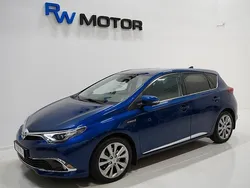 Mörkblå Begagnad 2017 Toyota Auris Hybrid Executive Halvkombi | 174 700 kr (Marknadspris)