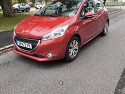 Röd Begagnad 2015 Peugeot 208 Halvkombi | 79 000 kr (Marknadspris)