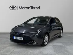 Mörkgrå (grå) Begagnad 2023 Toyota Corolla Hybrid Executive Halvkombi | 295 000 kr (Marknadspris)
