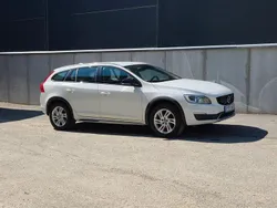Vit Begagnad 2018 Volvo V60 CC Momentum Kombi | 189 000 kr (Superpris)