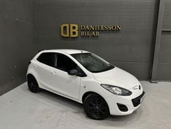 Vit Begagnad 2014 Mazda 2 Halvkombi | 54 800 kr (Marknadspris)