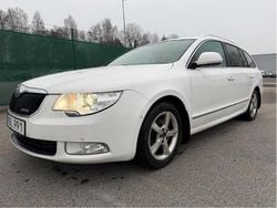 Vit Begagnad 2013 Skoda Superb Elegance Kombi | 47 000 kr (Bra pris)