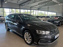 Mörkgrå Begagnad 2021 VW Passat GTE Kombi | 289 900 kr (Marknadspris)