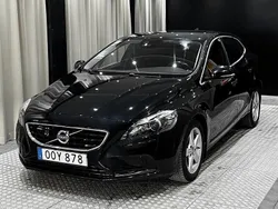 Svart Begagnad 2015 Volvo V40 Momentum Kombi | 148 900 kr (Marknadspris)