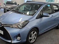 Ljusblå Begagnad 2014 Toyota Yaris Hybrid Active Halvkombi | 134 900 kr (Marknadspris)