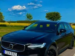 Svart Begagnad 2021 Volvo V90 CC Momentum Kombi | 340 000 kr (Marknadspris)