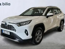 Vit Begagnad 2022 Toyota RAV4 Hybrid Active SUV | 359 800 kr (Marknadspris)