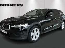 Svart Begagnad 2022 Volvo V60 CC Momentum Kombi | 369 900 kr (Marknadspris)