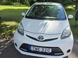Vit Begagnad 2014 Toyota Aygo Halvkombi | 54 900 kr (Marknadspris)