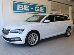 Vit Begagnad 2022 Skoda Superb Business Line Kombi | 289 900 kr (Marknadspris)