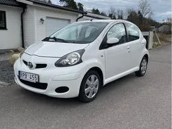 Vit Begagnad 2010 Toyota Aygo Halvkombi | 37 900 kr (Marknadspris)