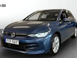 Mörkblå Begagnad 2024 VW Golf VIII Life Kombi | 299 900 kr (Bra pris)
