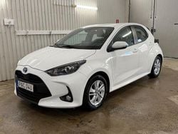 Vit Begagnad 2022 Toyota Yaris Hybrid Active Halvkombi | 179 900 kr (Bra pris)