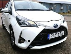 Vit Begagnad 2017 Toyota Yaris Hybrid Active Halvkombi | 148 000 kr (Marknadspris)