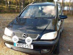 Svart Begagnad 2002 Opel Zafira Minibuss | 21 000 kr