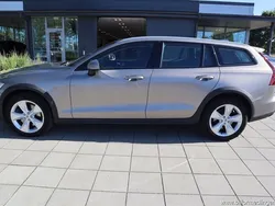 Grå samma som bilen Begagnad 2020 Volvo V60 CC Momentum Kombi | 249 900 kr (Marknadspris)