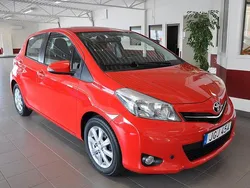 Röd Begagnad 2013 Toyota Yaris Halvkombi | 99 500 kr (Marknadspris)