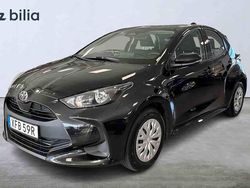 Svart Begagnad 2025 Toyota Yaris Hybrid Halvkombi | 239 800 kr
