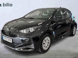 Svart Begagnad 2025 Toyota Yaris Hybrid Halvkombi | 239 800 kr