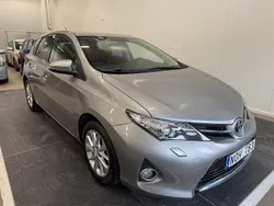 Ljusgrå (grå) Begagnad 2013 Toyota Auris Active Van | 99 900 kr
