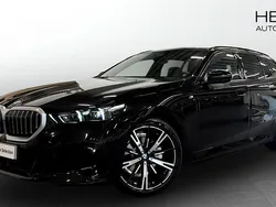 Svart (black) Begagnad 2025 BMW 530e M Sport Kombi | 698 700 kr (Marknadspris)