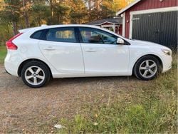 Vit Begagnad 2016 Volvo V40 Kinetic Kombi | 149 900 kr (Marknadspris)
