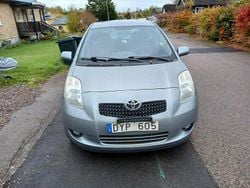 Grå Begagnad 2007 Toyota Yaris Halvkombi | 15 000 kr (Marknadspris)